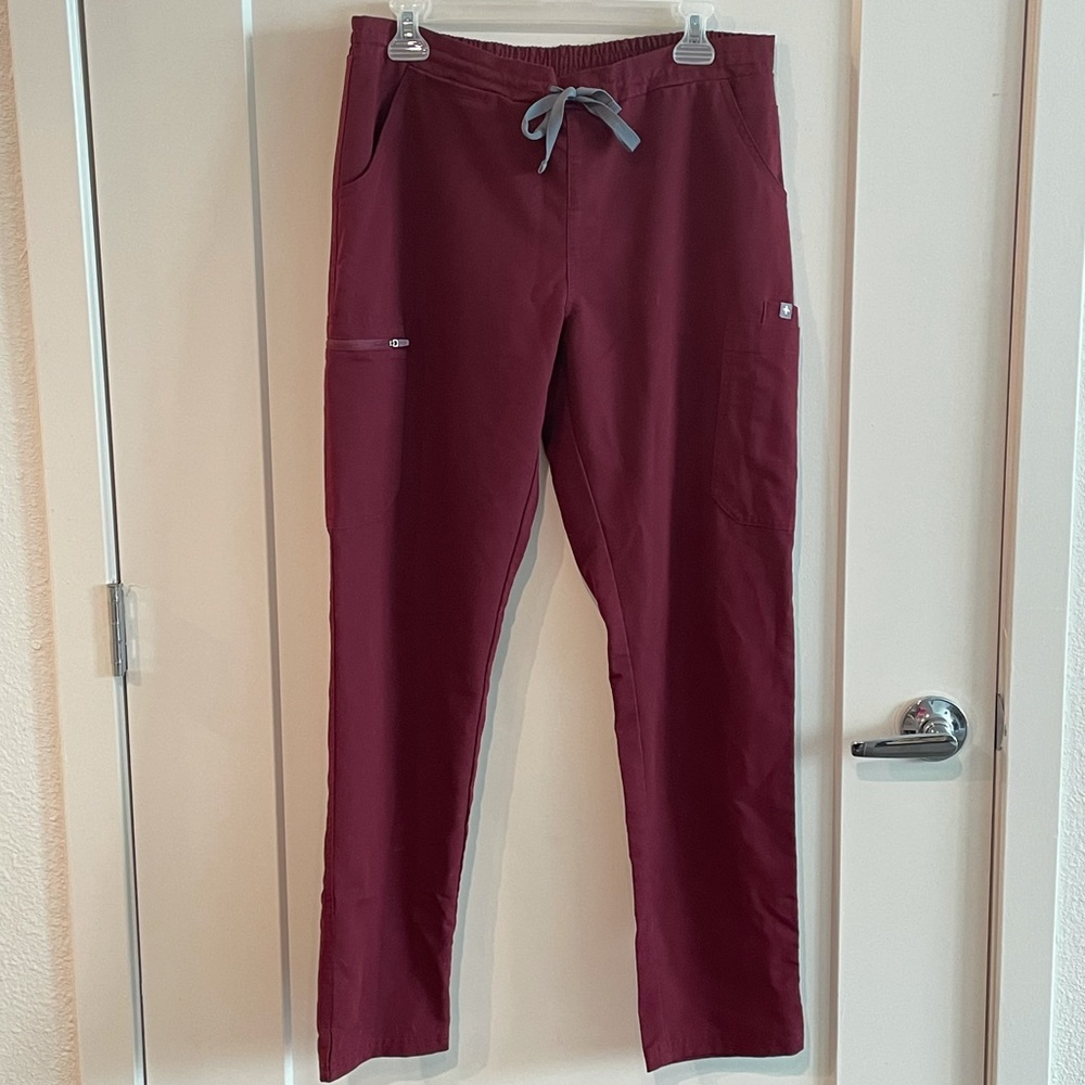 Figs skinny scrub pants in burgundy